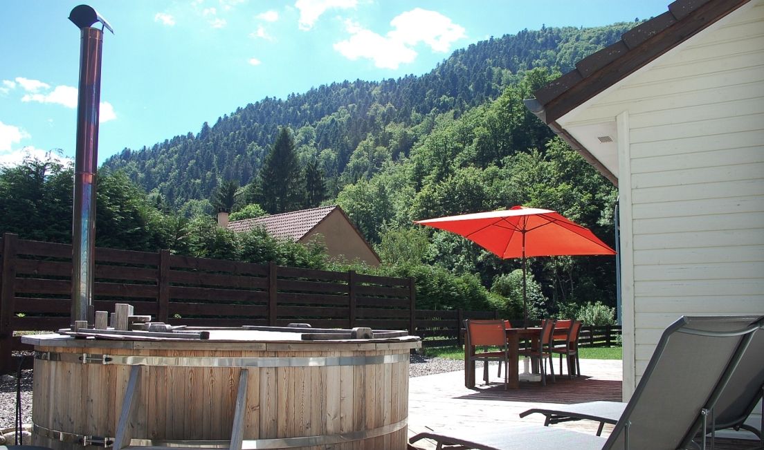 La terrasse et son bain-nordique du Chalet Clairlune